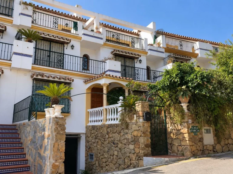 R31860 | Townhouse in Estepona – 5 beds, 3 baths