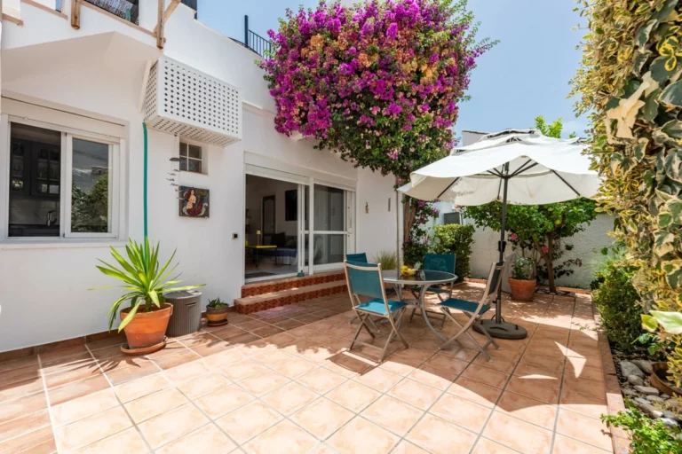R5473921 | Townhouse in Estepona – 2 beds, 2 baths