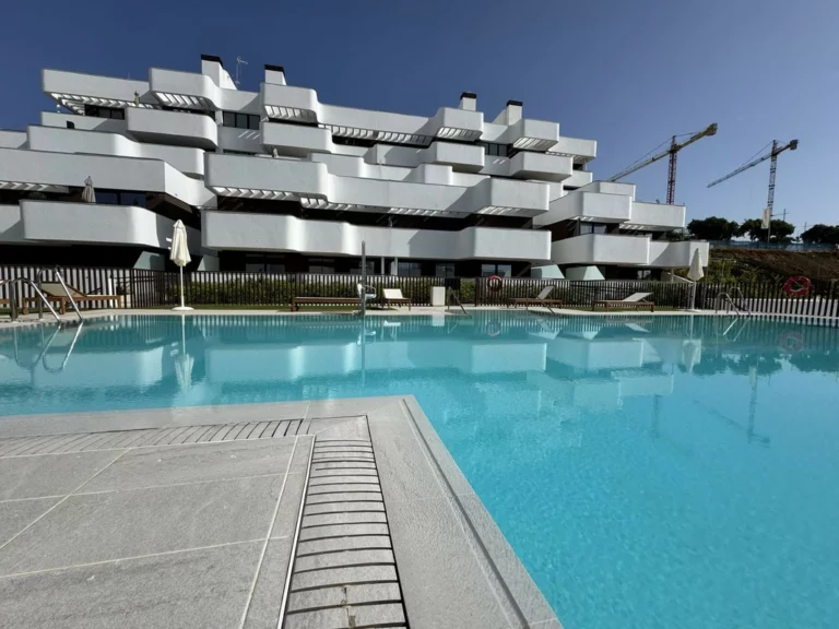 R5374513 | Middle Floor Apartment in Estepona – 2 beds, 2 baths