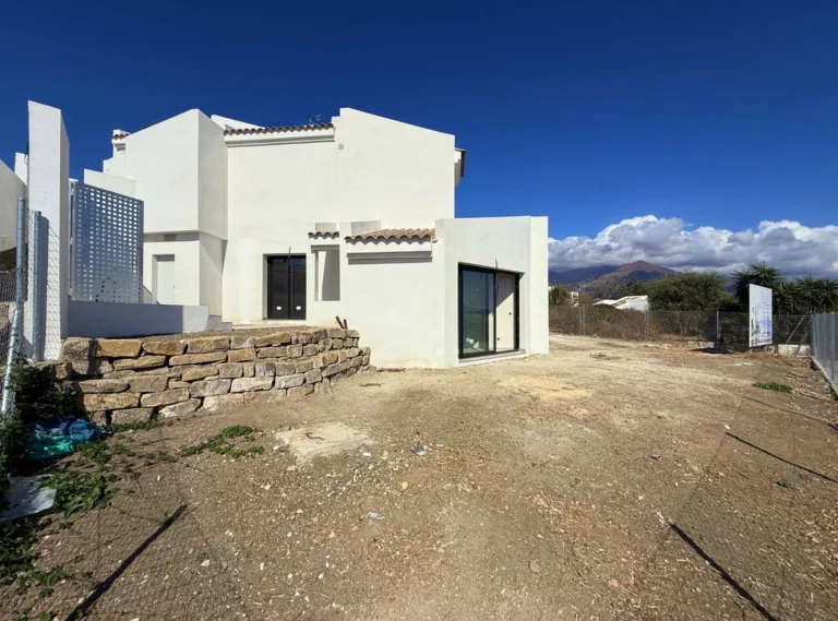 R4418671 | Semi-Detached House in Estepona – 2 beds, 2 baths