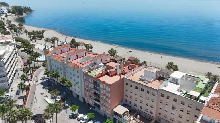R5402791 | Middle Floor Apartment in Estepona – 3 beds, 2 baths