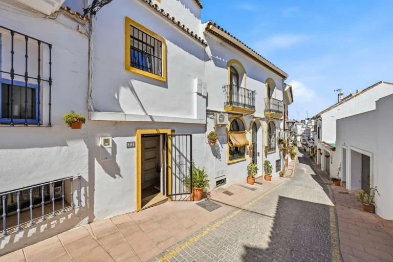 R5455354 | Townhouse in Estepona – 4 beds, 3 baths