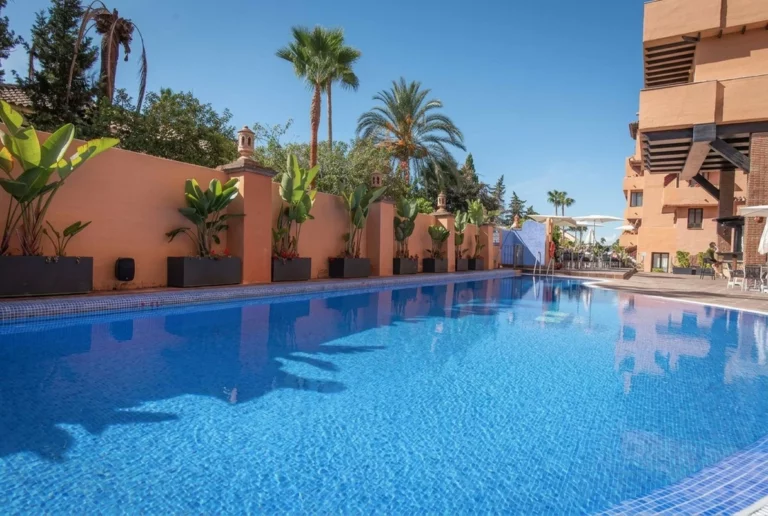 R5507116 | Middle Floor Apartment in Estepona – 2 beds, 3 baths
