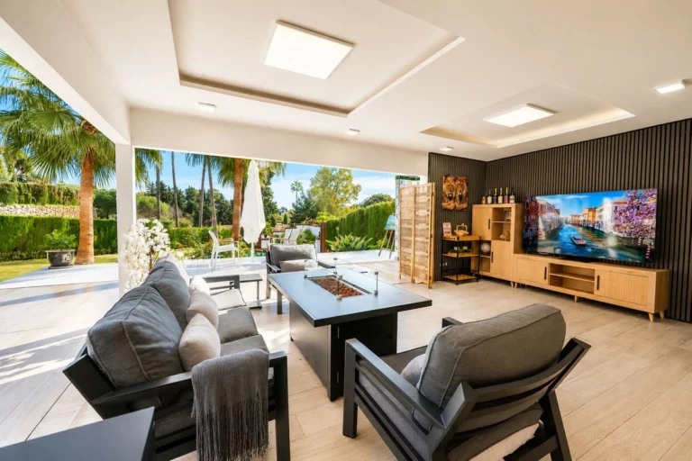 R5294902 | Detached Villa in El Paraiso – 8 beds, 7 baths