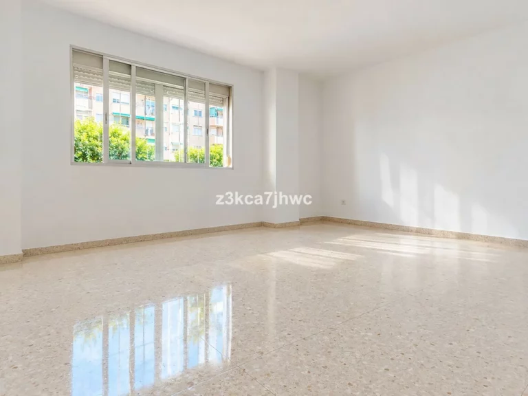 R5021248 | Middle Floor Apartment in Estepona – 3 beds, 1 baths