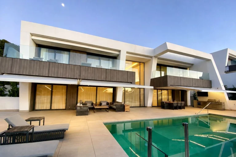 R5477266 | Detached Villa in El Paraiso – 6 beds, 5.5 baths