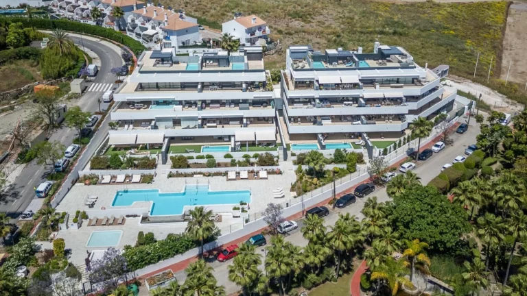 R5049346 | Middle Floor Apartment in Estepona – 5 beds, 5 baths