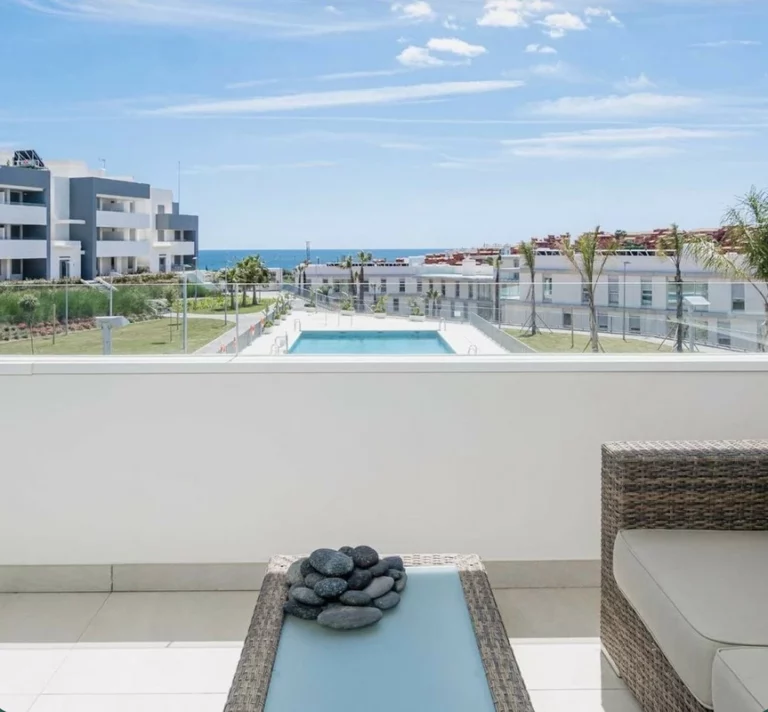 R5491930 | Middle Floor Apartment in Estepona – 3 beds, 2 baths