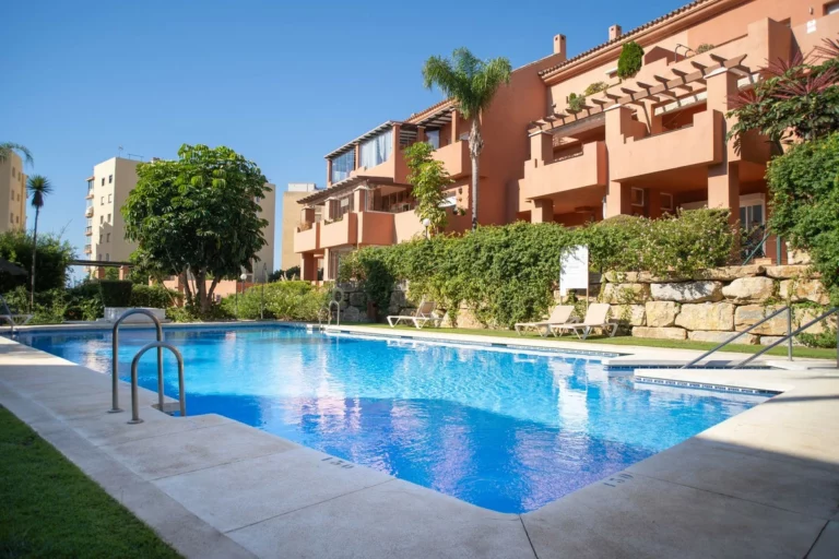 R5490562 | Middle Floor Apartment in Estepona – 2 beds, 2 baths