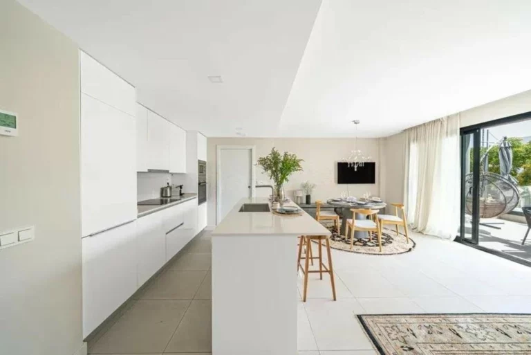 R5117986 | Middle Floor Apartment in Estepona – 3 beds, 2 baths