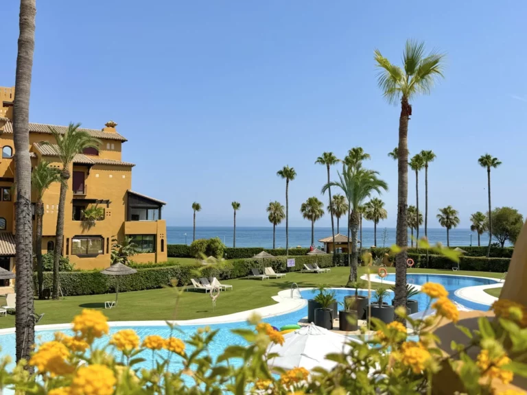 R5436232 | Middle Floor Apartment in Estepona – 2 beds, 3 baths