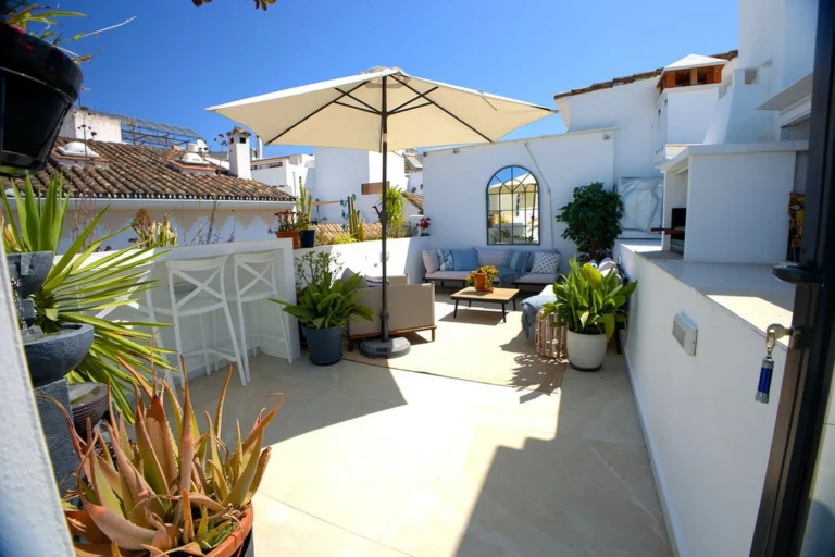 R5417023 | Top Floor Apartment in Estepona – 2 beds, 2 baths