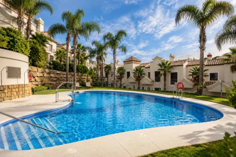 R5514589 | Townhouse in Estepona – 3 beds, 3 baths