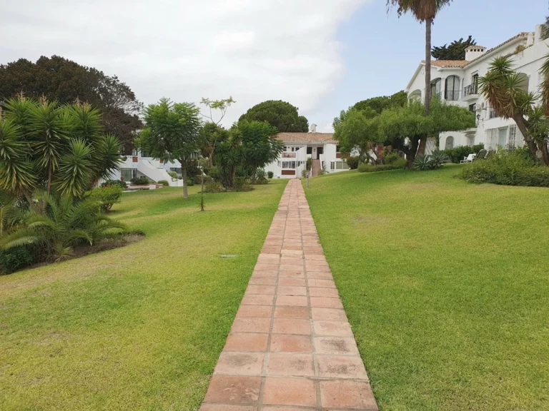 R5481469 | Top Floor Apartment in El Paraiso – 2 beds, 2 baths