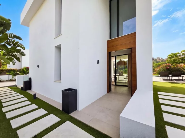 R5489980 | Detached Villa in El Paraiso – 4 beds, 5 baths