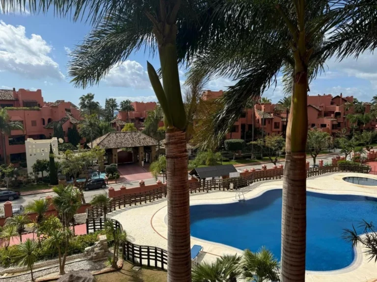 R5511568 | Middle Floor Apartment in Estepona – 2 beds, 2 baths