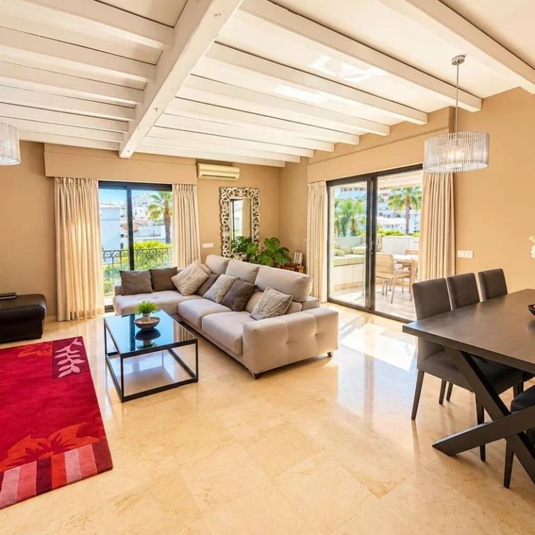 R5512450 | Townhouse in Estepona – 4 beds, 4 baths