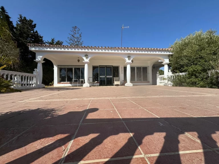 R5208601 | Detached Villa in Estepona – 5 beds, 2 baths