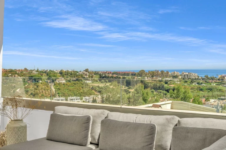 R5460781 | Top Floor Apartment in Estepona – 2 beds, 2 baths