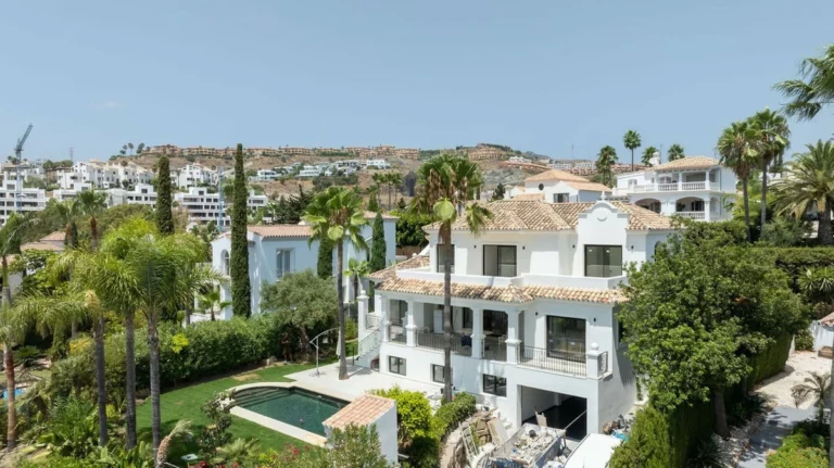 R5516968 | Detached Villa in El Paraiso – 6 beds, 7 baths