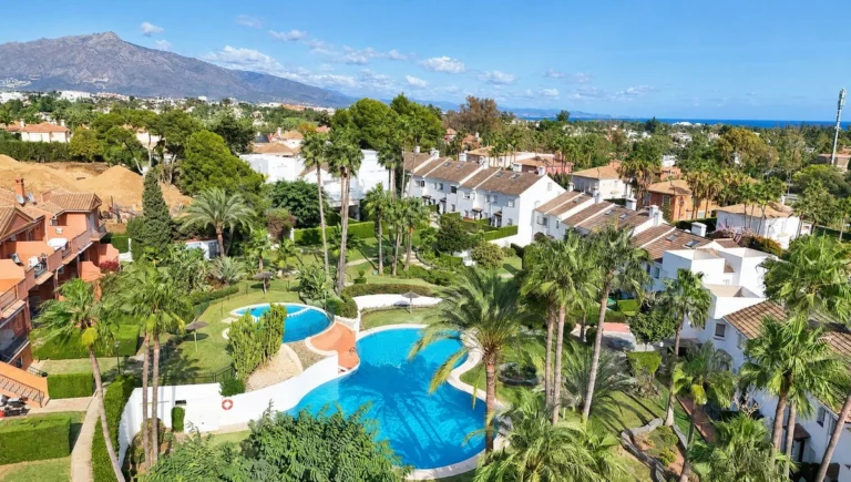 R5523880 | Semi-Detached House in Estepona – 3 beds, 3 baths