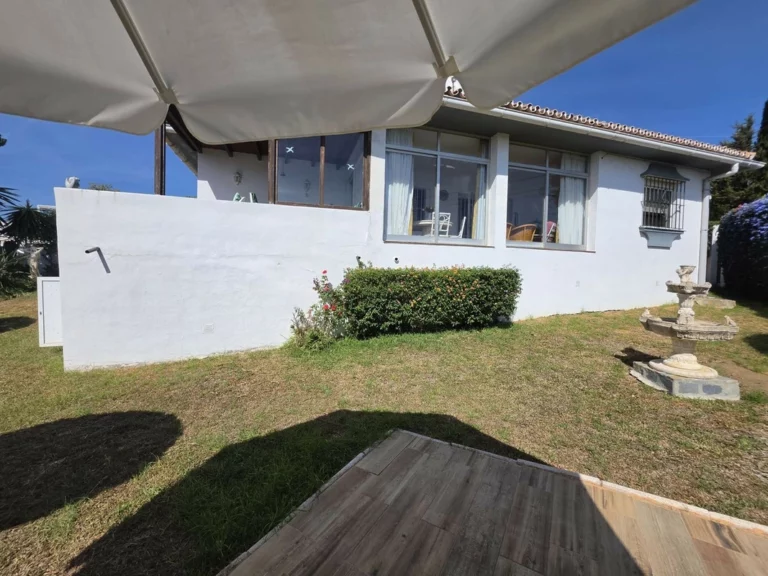 R5470489 | Detached Villa in Estepona – 2 beds, 1 baths