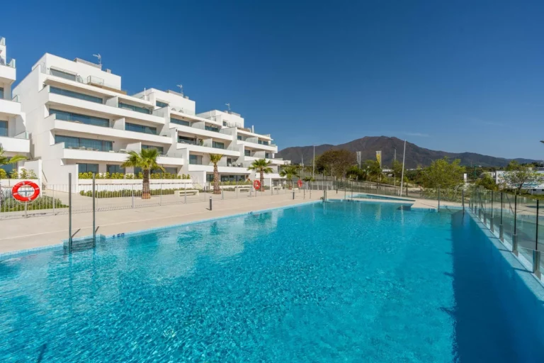 R5495803 | Middle Floor Apartment in Estepona – 2 beds, 2 baths