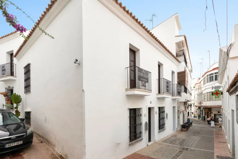 R5524837 | Townhouse in Estepona – 2 beds, 2 baths