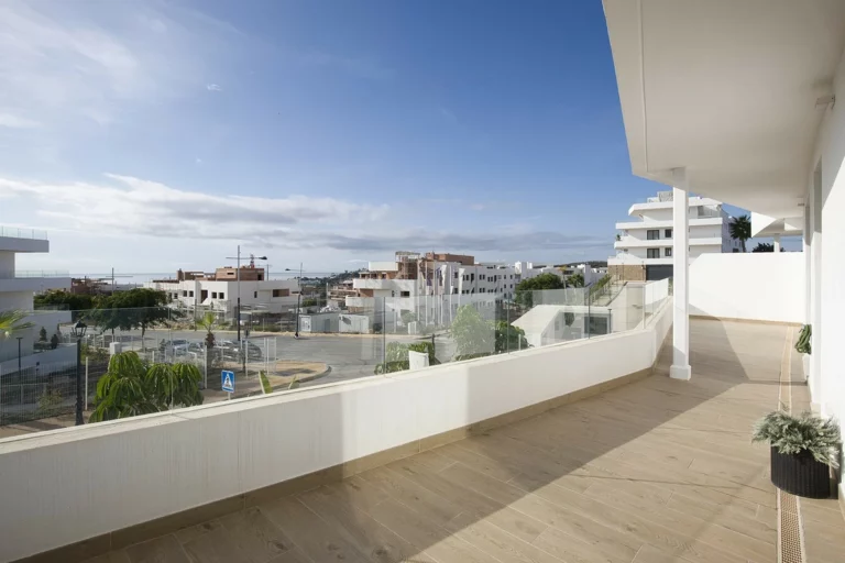 R5427043 | Middle Floor Apartment in Estepona – 2 beds, 2 baths