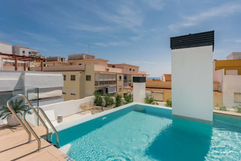 R5486710 | Top Floor Apartment in Estepona – 2 beds, 2 baths