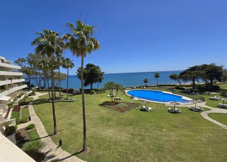 R4600003 | Middle Floor Apartment in Estepona – 3 beds, 2 baths