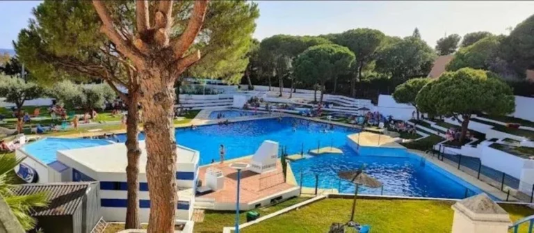 R5484520 | Townhouse in Estepona – 4 beds, 2 baths