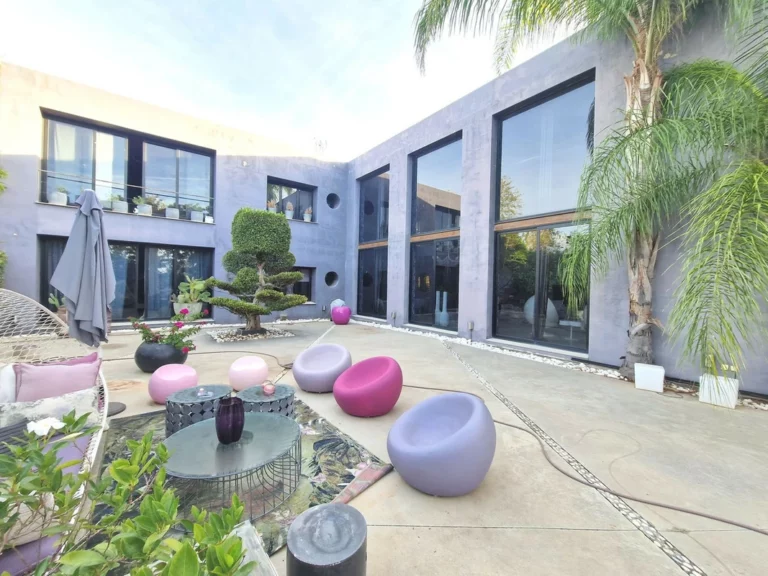 R4558135 | Detached Villa in Estepona – 5 beds, 5.5 baths
