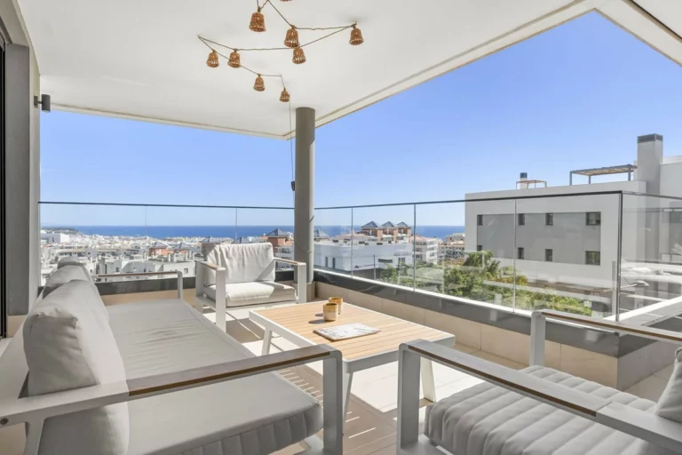 R5529979 | Middle Floor Apartment in Estepona – 4 beds, 2.5 baths