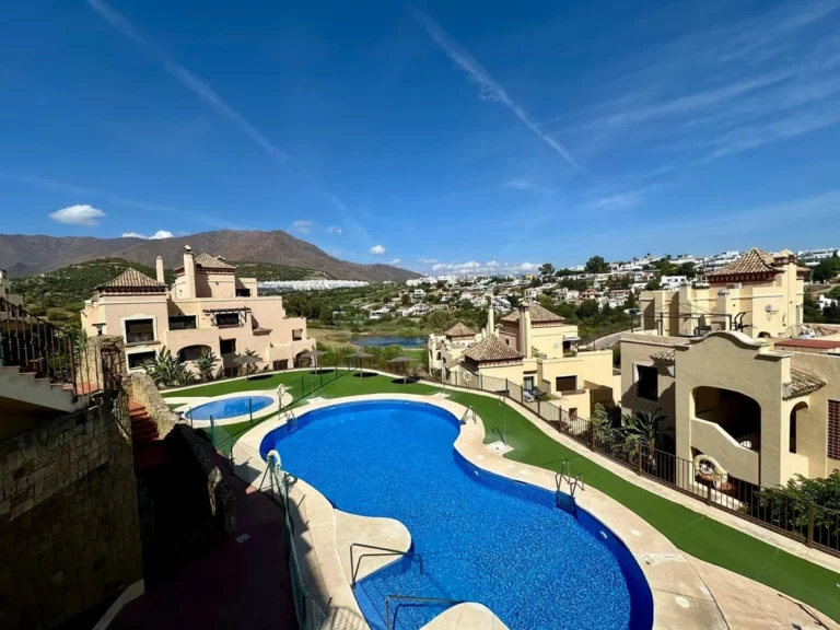 R5507314 | Penthouse in Estepona – 2 beds, 2 baths