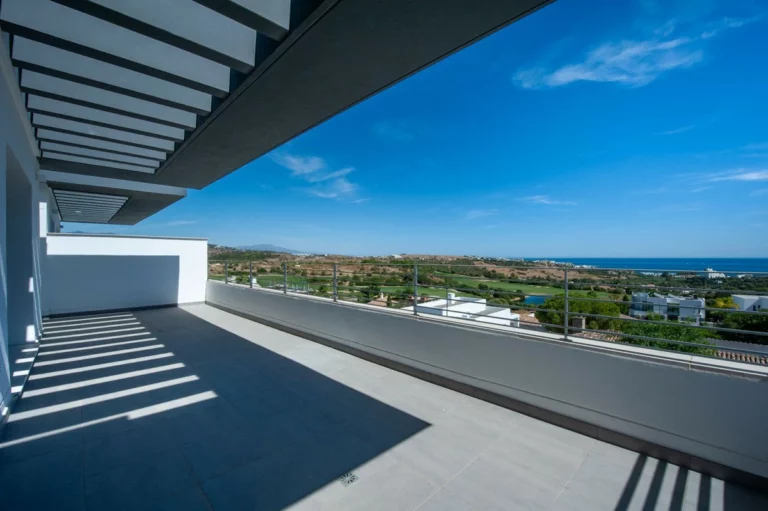 R5179681 | Top Floor Apartment in Estepona – 2 beds, 2 baths