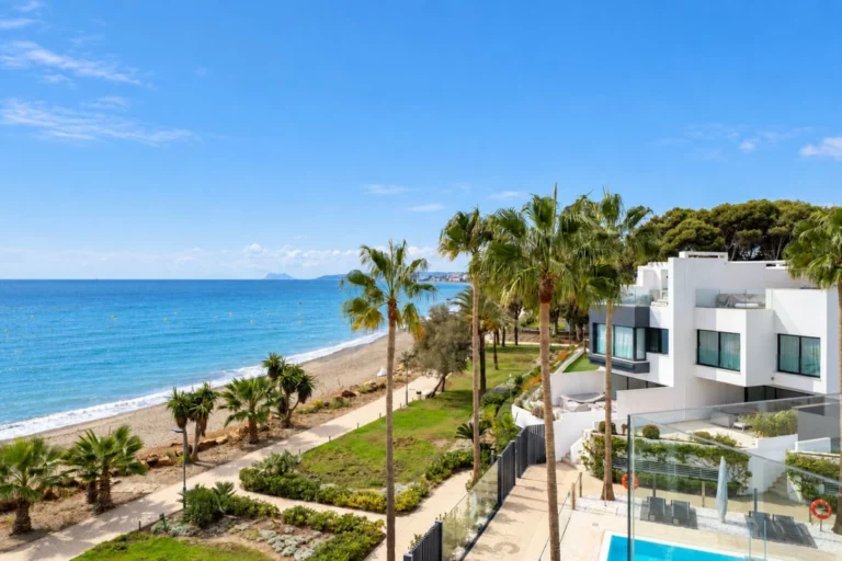 R5510149 | Semi-Detached House in Estepona – 4 beds, 4 baths