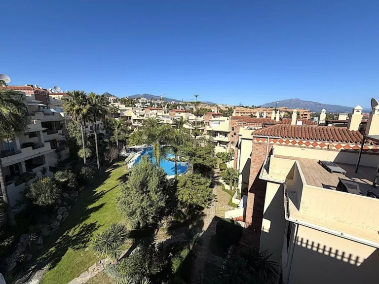 R5316997 | Top Floor Apartment in Bel Air – 2 beds, 1 baths