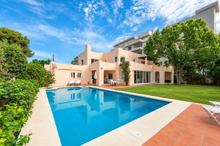 R5496880 | Detached Villa in El Paraiso – 4 beds, 3 baths