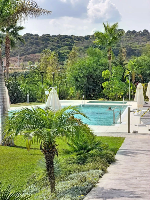 R5513407 | Middle Floor Apartment in Estepona – 3 beds, 2 baths