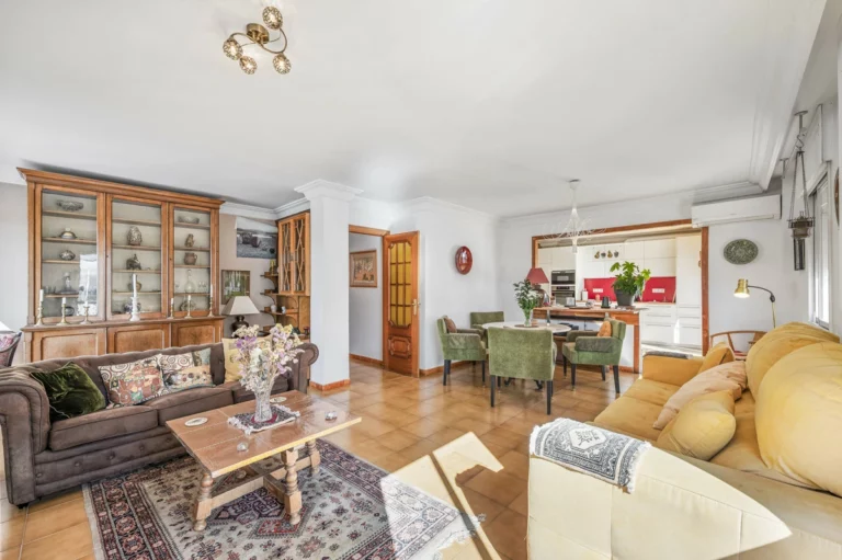 R5517253 | Middle Floor Apartment in Estepona – 6 beds, 3 baths