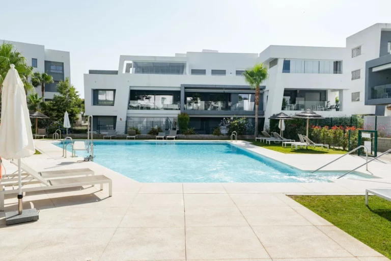 R5068348 | Top Floor Apartment in Estepona – 2 beds, 2 baths