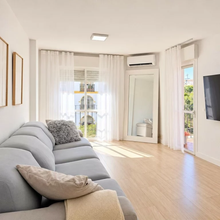 R5499634 | Top Floor Apartment in Estepona – 5 beds, 2 baths