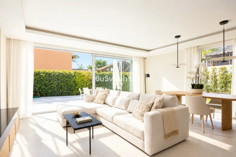 R5498017 | Townhouse in Estepona – 3 beds, 2 baths