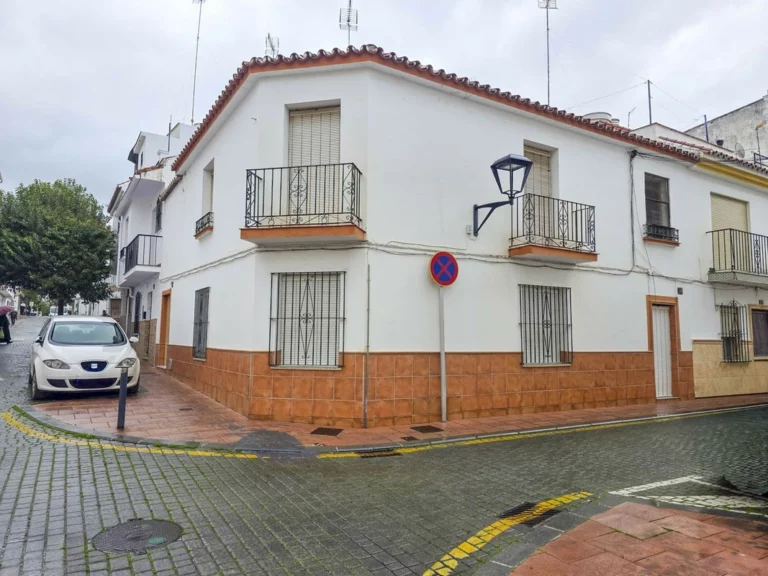 R5292175 | Townhouse in Estepona – 5 beds, 1 baths
