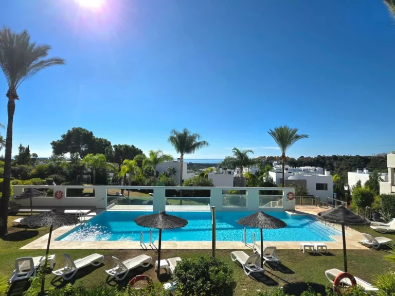 R5517379 | Middle Floor Apartment in Estepona – 2 beds, 2 baths
