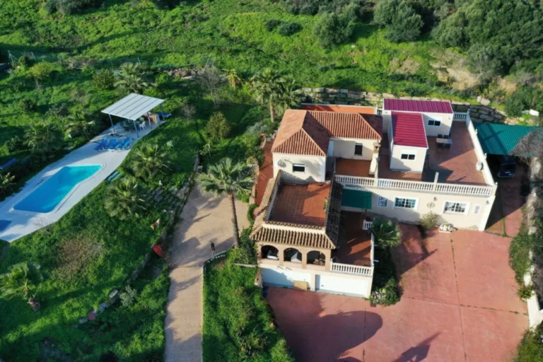 R4964443 | Detached Villa in Estepona – 6 beds, 4 baths