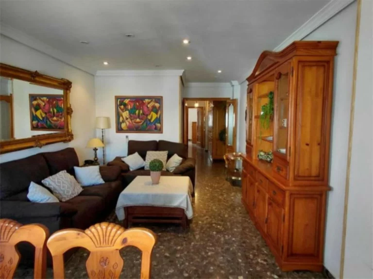 R5338591 | Middle Floor Apartment in Estepona – 3 beds, 2 baths