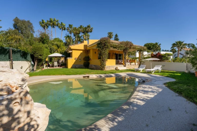 R5350432 | Detached Villa in El Paraiso – 5 beds, 2 baths