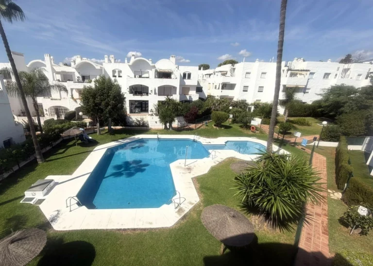 R5502679 | Top Floor Apartment in El Paraiso – 2 beds, 2 baths